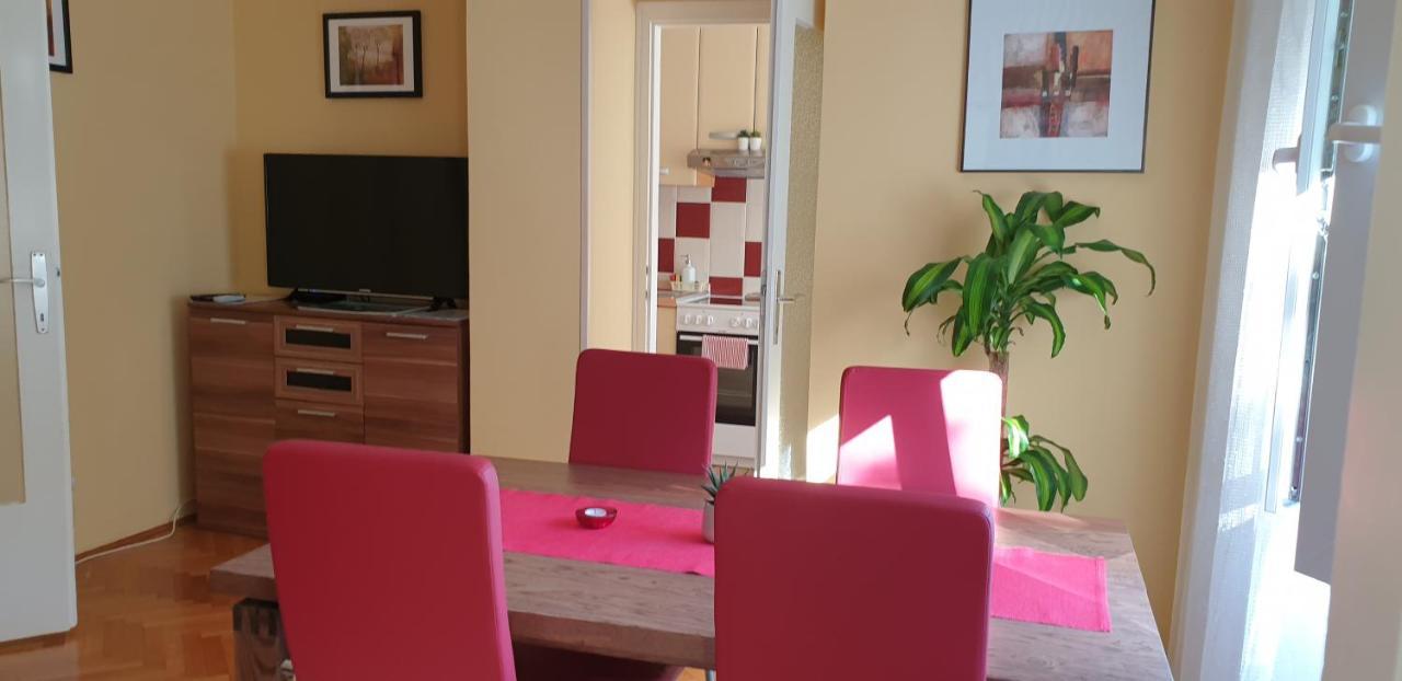 10 Minutes Walk To The Lakes Apartman *